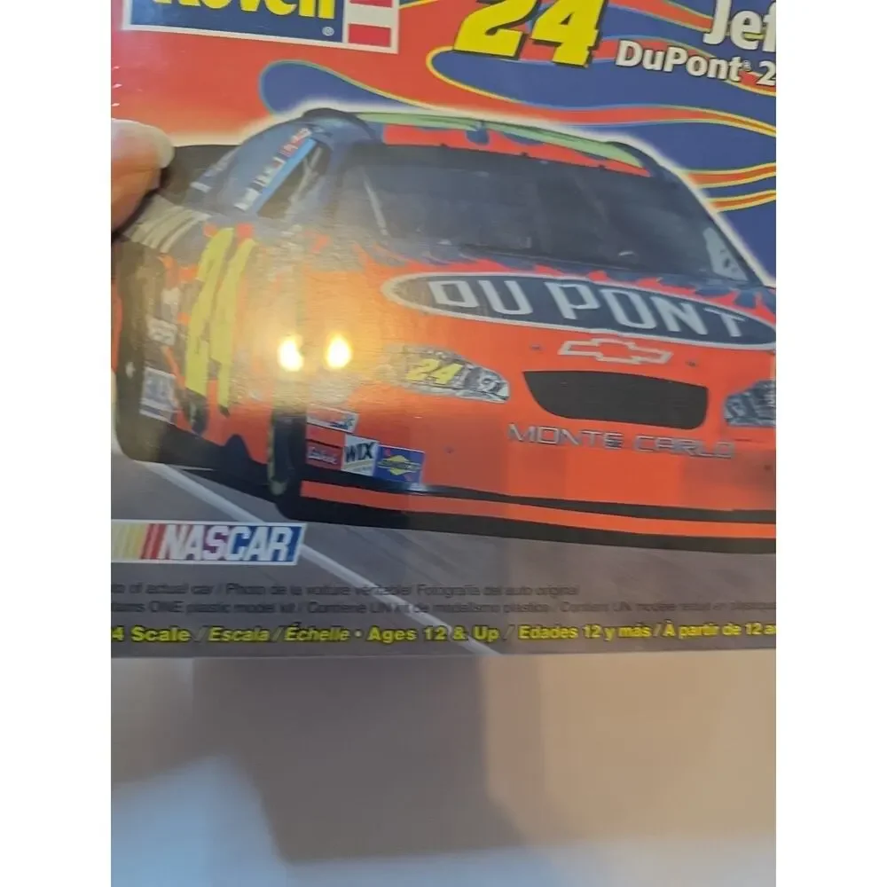 WONDERFUL REVELL JEFF GORDON DUPONT 2004 MONTE CARLO 1:24 SCALE CAR